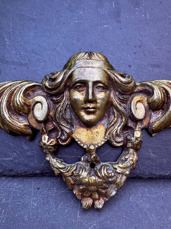 Gran frontón de bronce con cariátides Art Nouveau. – Objetos decorativos, Bronze (photo 2 of 4)