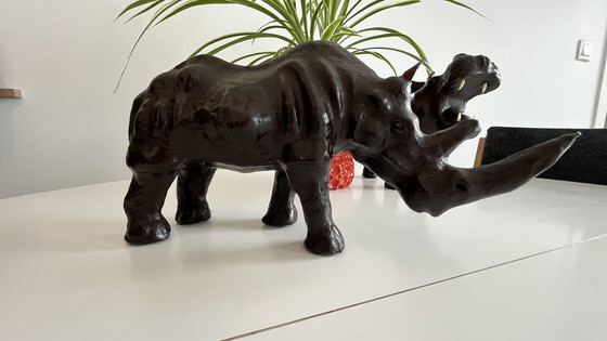 Image 1 of Set di due statue di animali vintage in pelle - Ippopotamo e Rinoceronte - nello stile di Omersa