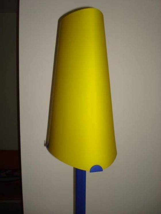 Image 1 of Lampada da terra postmoderna Murano (190 cm) – Vetro giallo e metallo blu – Stile Memphis / anni '90 – Certificata