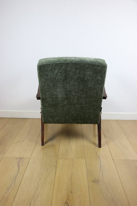 Image 1 of Vintage loft-fauteuil in olijfgroen, net als een spijkerbroek.