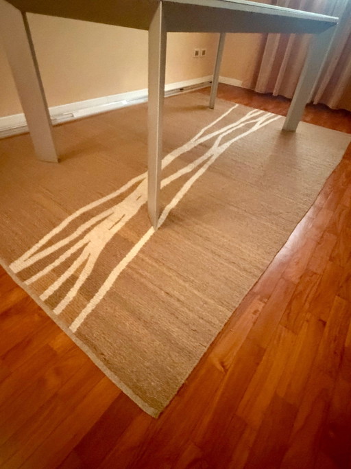 Hazelnootkleurig vloerkleed met crèmekleurig dessin