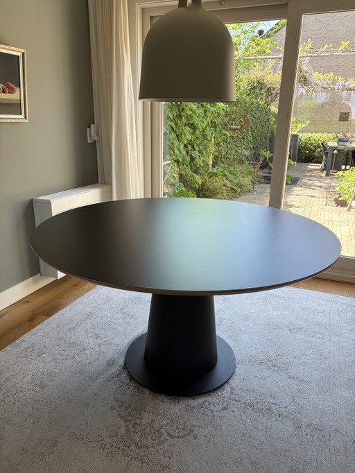 Kwalitatief Hoogwaardige Zwarte Ronde Tafel Met HPL Blad En Stalen Onderstel