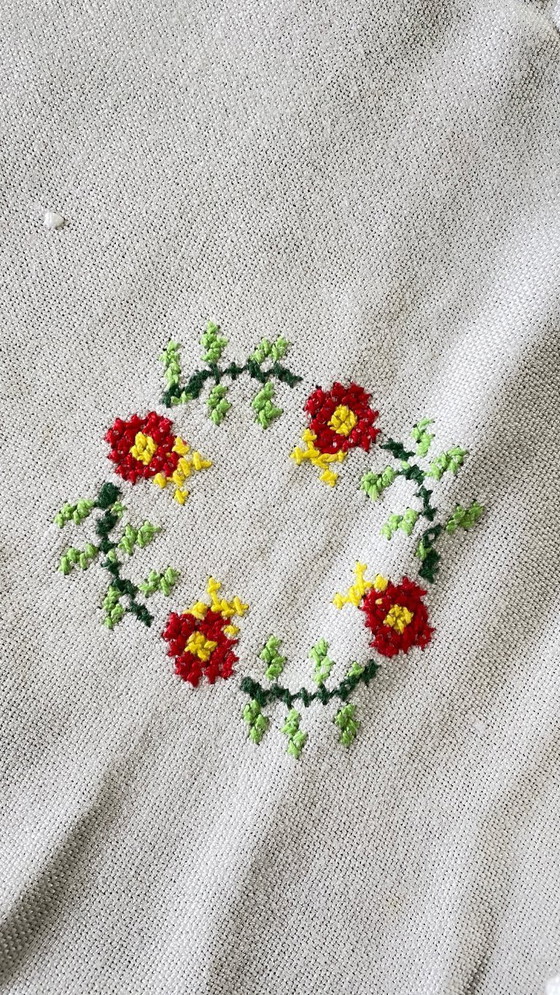 Image 1 of Nappe brodée + 12 Serviettes vintage