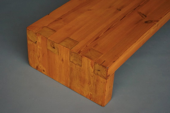 Image 1 of Table basse en pin, style Charlotte Perriand. France, années 1960.