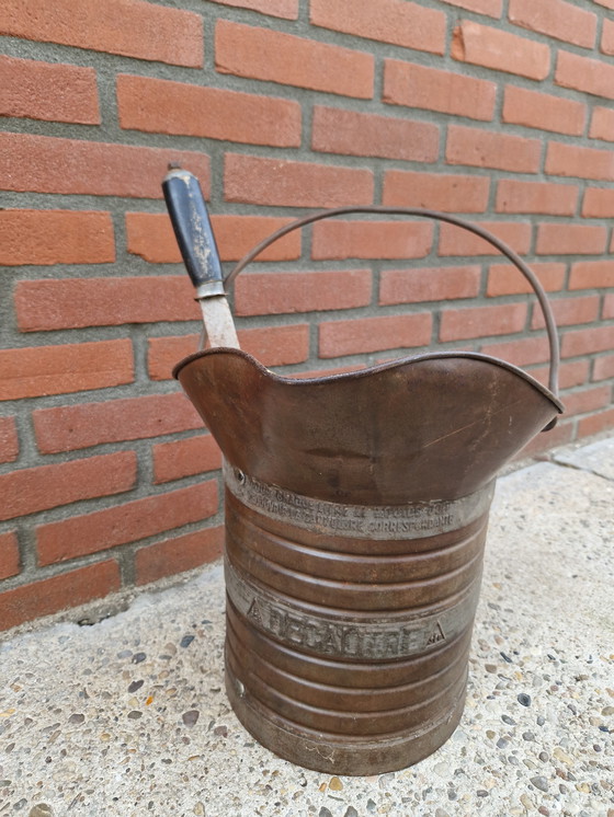 Image 1 of Antieke emmer met groot mes