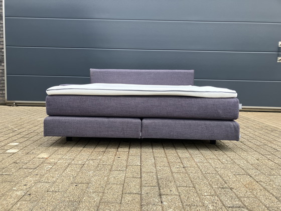 Image 1 of Auping Boxspring 180 x 200 in Topstaat! Incl Auping matras en Emma topper, alles zeer netjes. Incl 2 hockers (nachtkastjes)