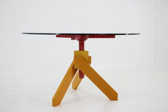 Image 1 of Italiaanse postmoderne verstelbare eettafel met schroefpoten en vier krukken in de stijl van Vico Magistretti, jaren 70.