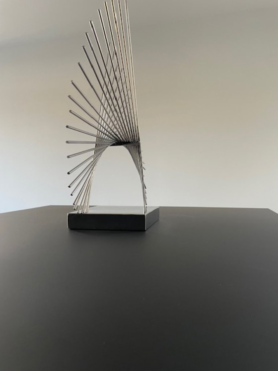 Image 1 of Scultura futuristica in filo di cromo: oggetto astratto modernista