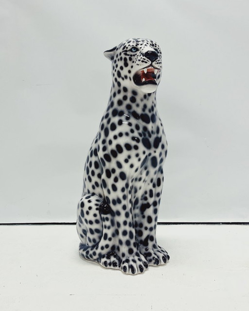 Keramisch beeld van een witte luipaard