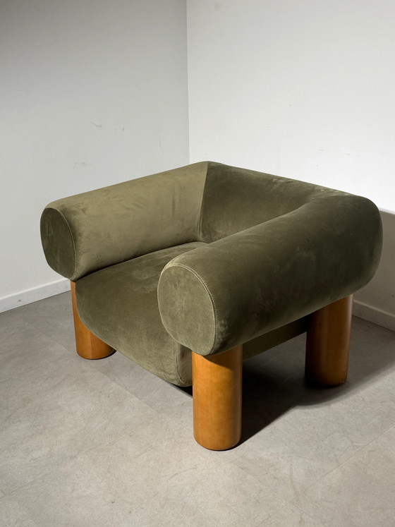 Fauteuil lounge sculptural vert olive avec pieds en bois (photo 9 sur 9)