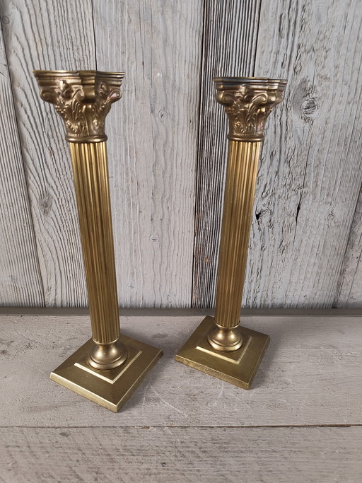 Chandeliers anciens en laiton de style néoclassique en forme de colonnes corinthiennes