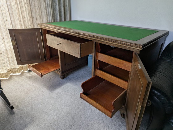 Image 1 of Klassischer Holzschreibtisch