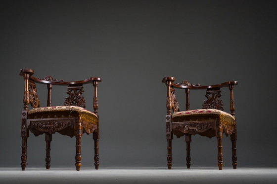 Image 1 of Italienische Eckstühle im Stil der Renaissance des 19. Jahrhunderts aus geschnitztem Nussbaumholz, 2er-Set
