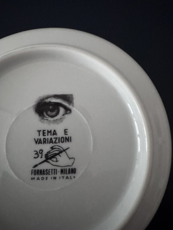 Image 1 of Fornasetti Sottobicchieri in porcellana “Tema e Variazioni” – Set da 4 (8,5 cm) – Con scatola – N. 39 / 51 / 83 / 101