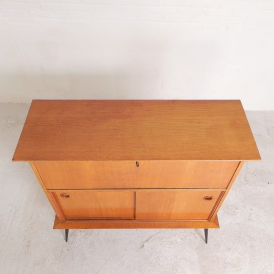 Image 1 of Secretaire met schuifdeuren op ranke poten, jaren 50