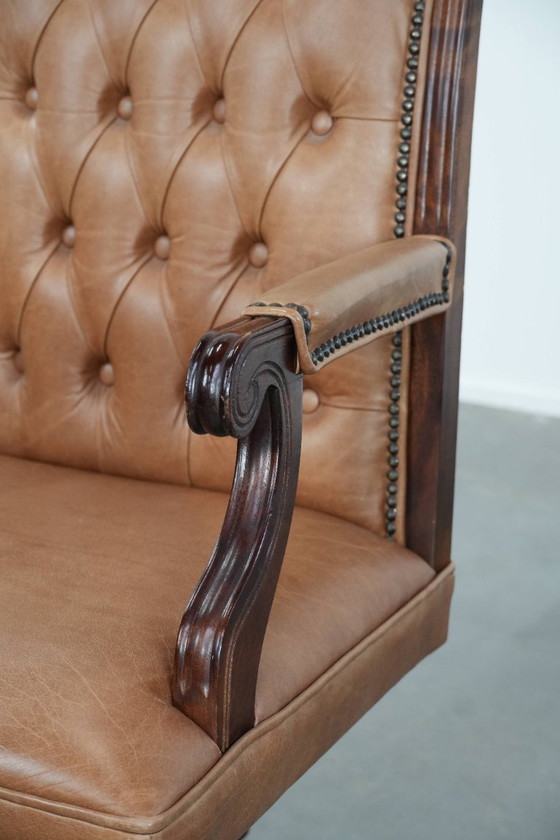 Image 1 of Rundleren en houten swiffel en tilt chesterfield bureaustoel in Engelse stijl op wieltjes
