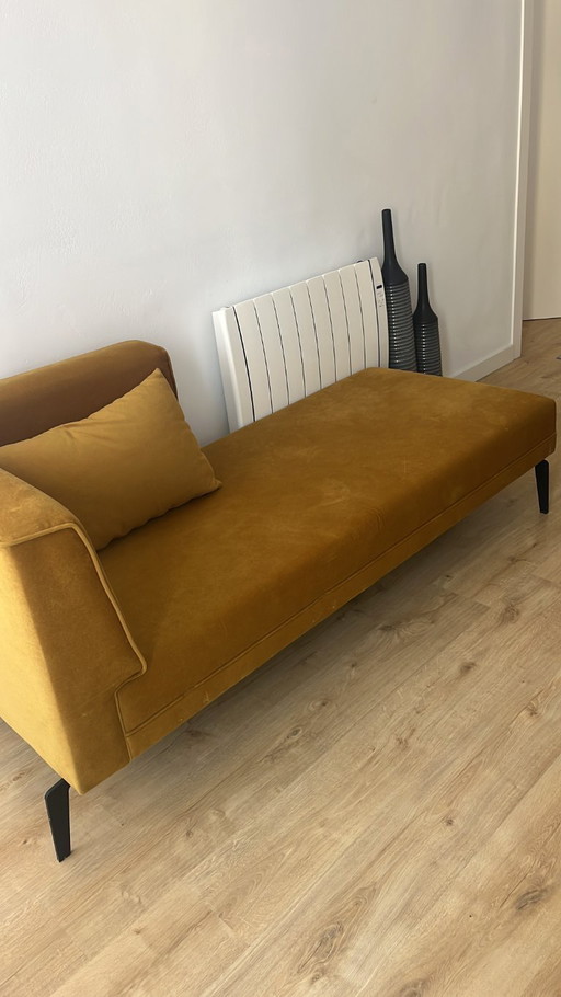 Divan en velours moutarde
