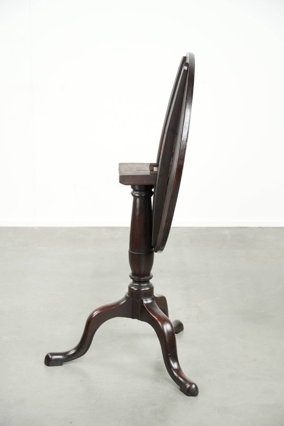 Image 1 of Ronde antieke Engelse tilt top table/ bijzettafel uit begin 19e eeuw met een prachtig patina