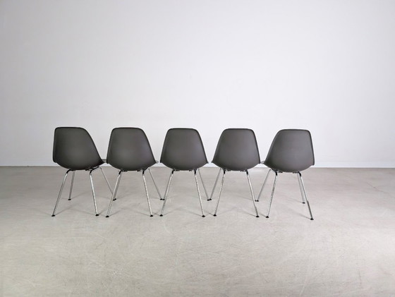Image 1 of Set originale di 5 pezzi di sedia laterale Vitra Charles & Ray Eames, grigio