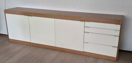 Hölzernes Sideboard mit cremefarbenen Türen und Schubladen