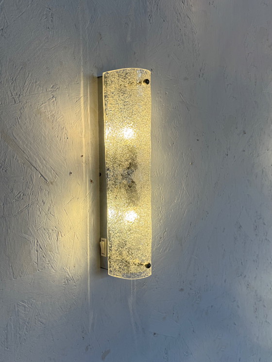 Image 1 of Grande lampada da parete in vetro ghiacciato testurizzato: eleganza brutalista di metà secolo