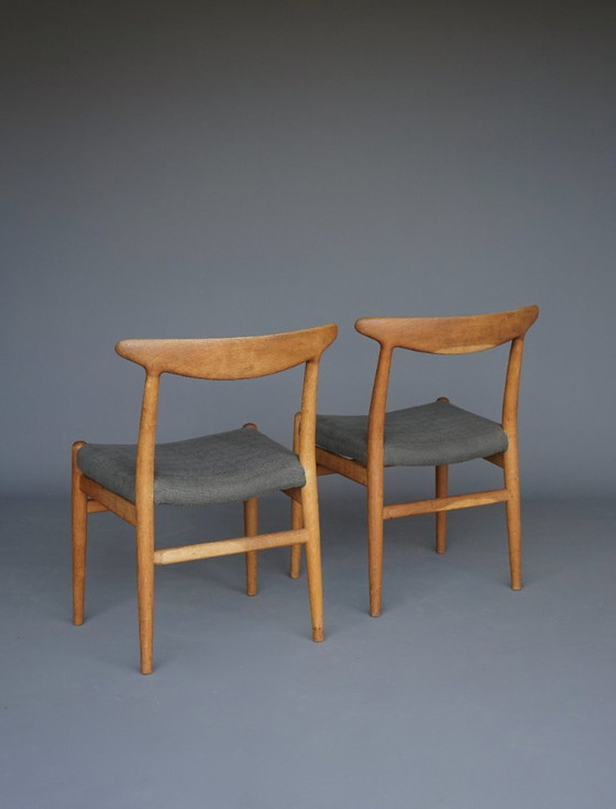 Image 1 of Hans J. Wegner W2 Stühle in Eiche für C.M. Madsen, 1960er Jahre. Satz von 2