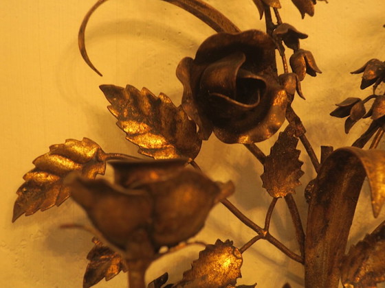 Image 1 of Par de candelabros dobles de pared chapados en oro con rosas, de Hans Kögl, década de 1960.