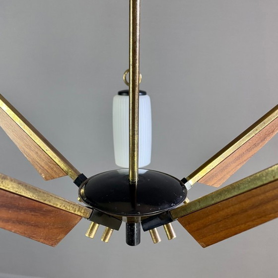 Image 1 of Vintage Italiaanse vijf-lichts kroonluchter uit 1950 in messing, hout en opaline glazen lampenkappen.