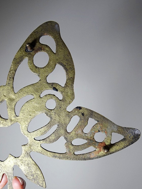 Image 1 of Sottopentola a forma di farfalla con ali aperte, in ottone traforato placcato oro, anni '60-'70