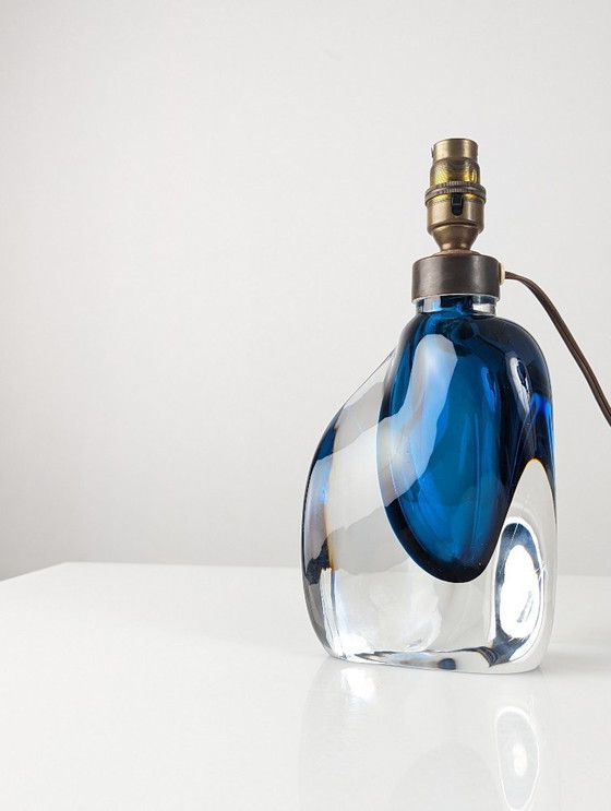 Image 1 of Orrefors Schwedische Moderne Tischlampe aus blauem Überfangglas, nummeriert, 1950er Jahre