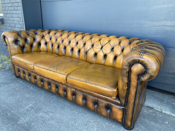 Image 1 of Magnifique ensemble de canapés Chesterfield vintage 3+1+1 places, brun doré
