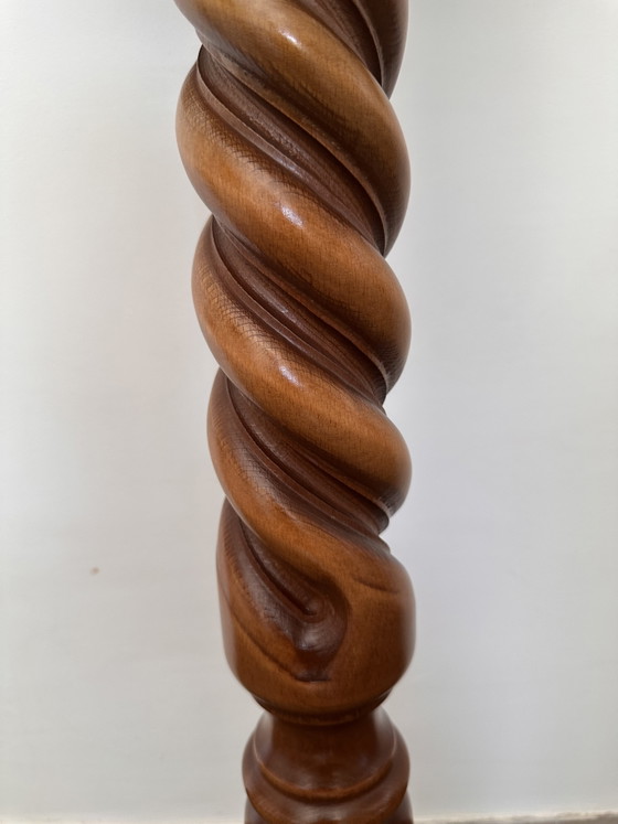Image 1 of Colonna/piedistallo vintage in legno con struttura tornita (a spirale) – 88 cm