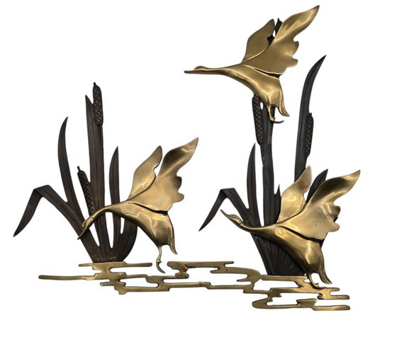 Image 1 of Grande sculpture murale vintage en laiton, représentant un vol d'oiseau.