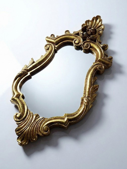 Specchio da parete vintage in stile rococò dorato, Italia, circa 1950-1970, legno e stucco dorato.