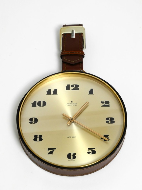 Image 1 of Orologio da parete Junghans originale degli anni '60 in ottone con cinturino in vera pelle.