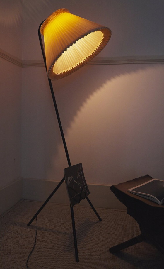 Image 1 of Vintage Le Klint vloerlamp met originele handgevouwen geplooide acrylkap, Deense mid-century moderne leeslamp met magazijn.