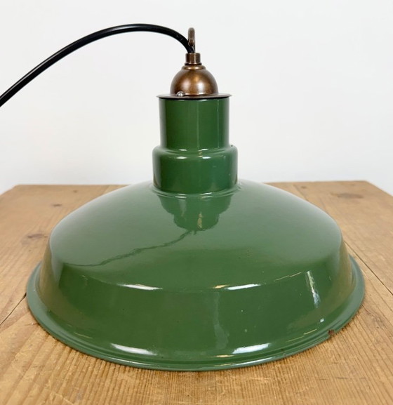Image 1 of Industriële Britse hanglamp van groen emaille, jaren 60