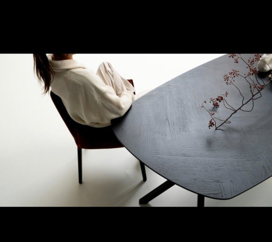 Image 1 of Mesa de comedor Kas20 de roble negro con diseño de espiga