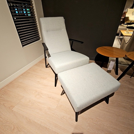 Image 1 of Sillón Cloak Shell con otomana