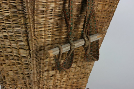 Image 1 of Cesta mochila antigua de mimbre tejido con correas originales y guías de madera — ca. 1880–1940