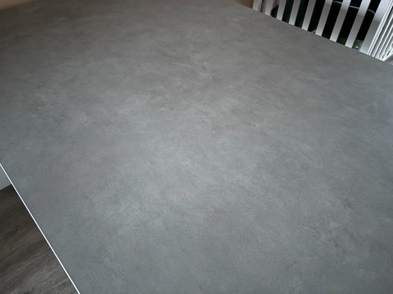 Image 1 of Bert Plantagie – eetkamertafel ‘Pedro’ (grijs keramiek)