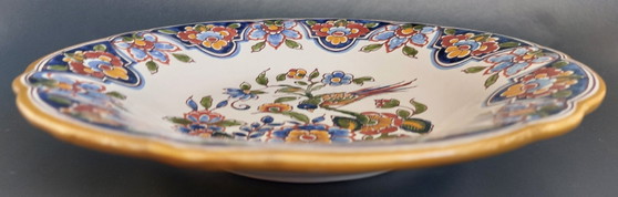 Image 1 of Un plato de pared policromado Royal Tichelaar Makkum pintado a mano de época.