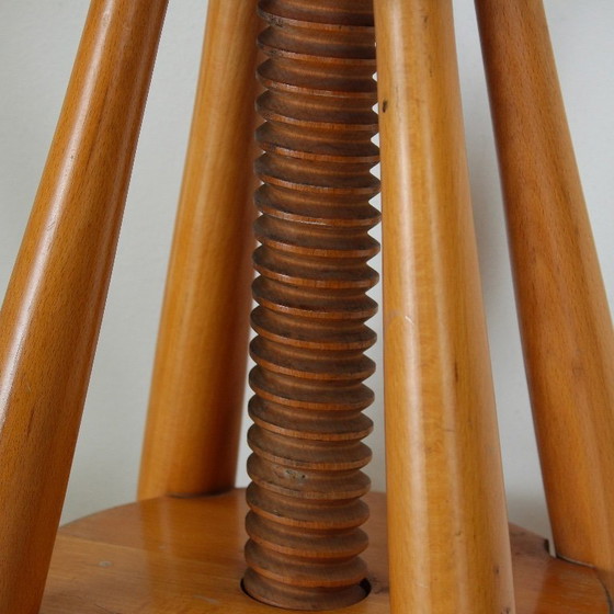 Image 1 of 2 taburetes giratorios de mediados de siglo en madera de abeto al estilo de Charlotte Perriand