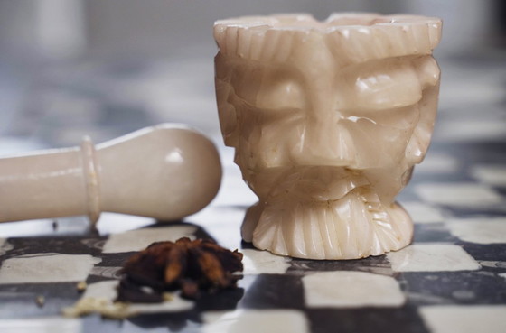 Image 1 of Antico mortaio e pestello orientale in alabastro intagliato, pezzo decorativo in pietra d'epoca