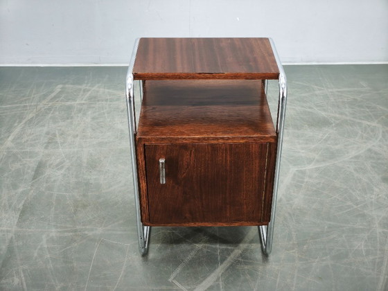 Image 1 of Table de chevet tubulaire en chêne et chrome de style Bauhaus, Tchécoslovaquie des années 1940