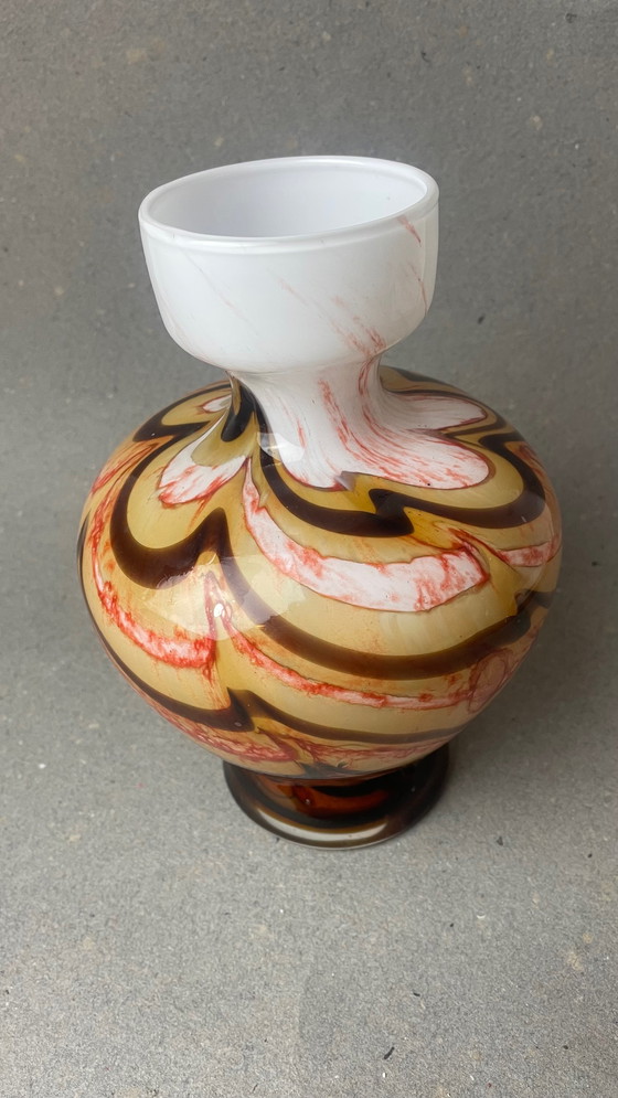 Image 1 of Vintage : Vase rétro des années 50/60, verre opalin