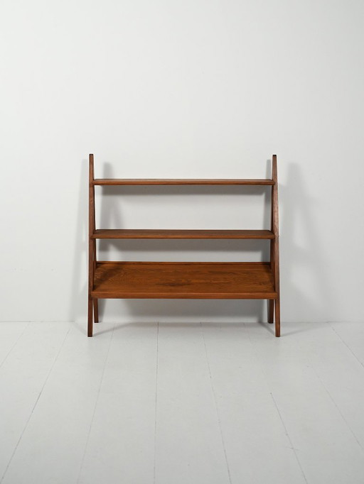 Pequeña librería escandinava de los años 50 con revistero