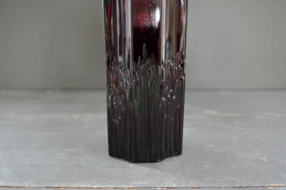 Image 1 of Vase vintage Avon en verre pressé rouge rubis.