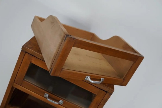 Image 1 of Armoire/vitrine de mercerie vintage allemande en hêtre/chêne, années 1950