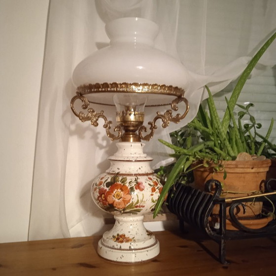 Image 1 of Lampe de table Majolica Sturm-Design en céramique italienne vintage, avec verre blanc dépoli et motifs floraux.